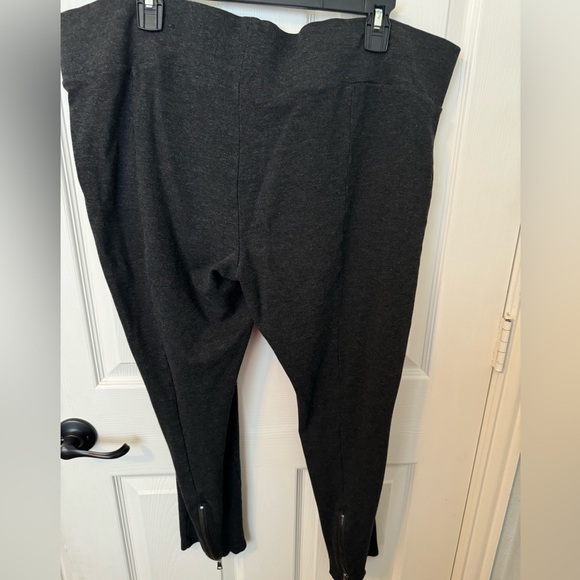 One 5 One Woman fleece leggings with zipper at the heel in the back - Picture 2 of 3